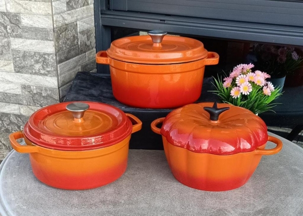 Cast Iron Orange cookware set Comes with 24cm cooking pot 24cm pumpkin shaped pot 26cm cooking pot all with lids
