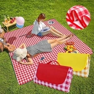 Foldable picnic mat for outdoor use 
