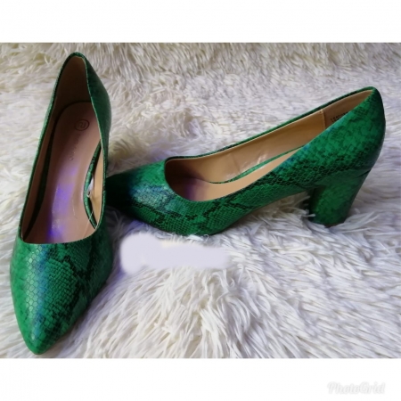 Green snake skin patterned low heel  closed pumps