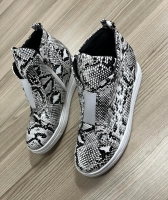 quality white wedges with animal decorations.