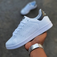 precious white Adidas Stansmith size:42/44 with black blend at the right back 