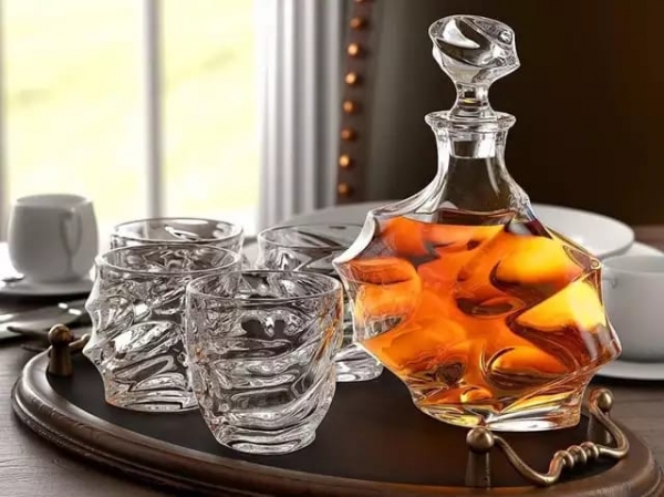 Classy clear whiskey decanter set One decanter and 6 glasses